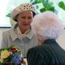 Queen Sonja with residents at Ibestad Nursing Home (Photo: Terje Bendiksby / Scanpix)
